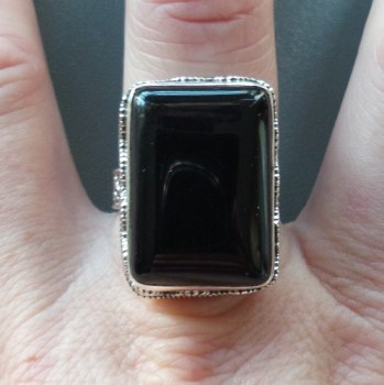 Zilveren ring rechthoekige zwarte Onyx in bewerkte setting 19 mm